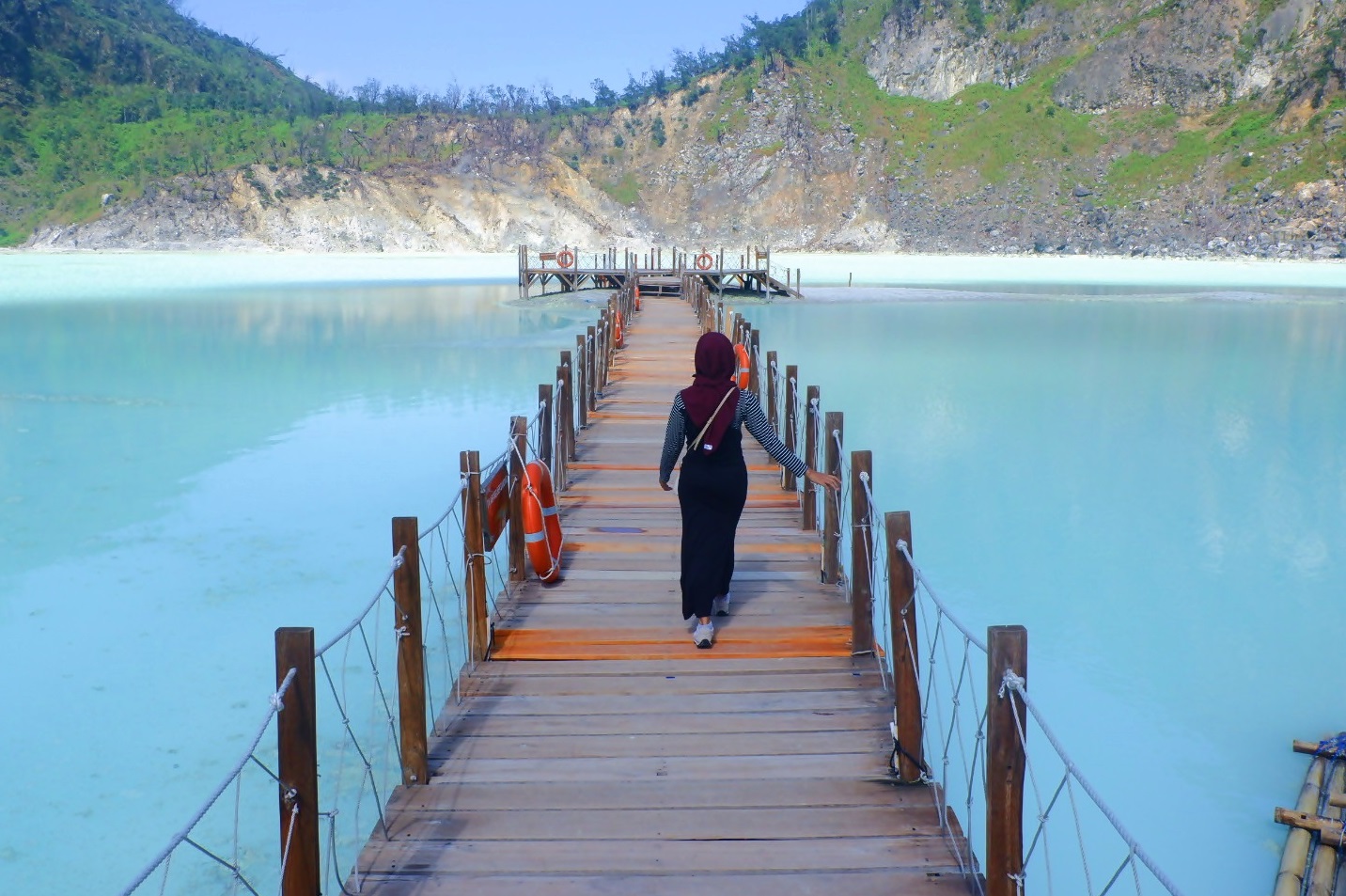 Obyek wisata alam Kawah Putih di Kecamatan Rancabali, Kabupaten Bandung, Jawa Barat. (Foto: wisataidn.com)