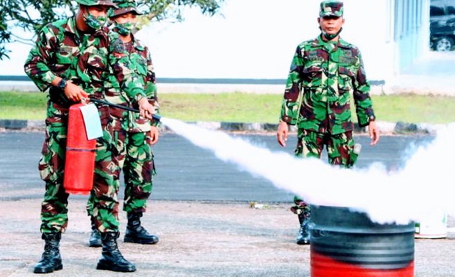 Skadik 303 Wingdiktek Lanud Suryadarma Kalijati saat menggelar pelatihan penggunaan alat pemadam kebakaran di Mako Lanud Suryadarma, Kabupaten Subang, Jawa Barat, Selasa (23/6/2020). (Foto: Deny Suhendar/Dara.co.id)