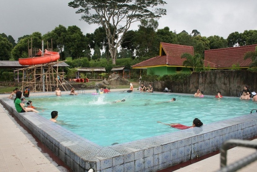 Onyek wisata kolam pemandian air panas Ciwalini, Kecamatan Rancabali, Kabupaten Bandung, Jawa Barat. (Foto: DIsparbud Provinsi Jabar)