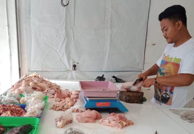 Pedagang daging ayam di Toko Eneng Pasar Kamis Padasuka, Jalan Padasuka, Cicaheum, Kota Bandung, Jawa Barat. (Foto: Ardiansyah Putra/dara.co.id)