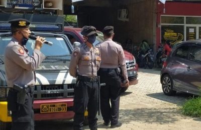 Tiga anggota Polres Cianjur saat memberikan imbauan kepada masyarakat untuk tetap menerapkan protokol kesehatan di tengah pandemi Covid-19. (Foto: Angga Purwanda/dara.co.id)