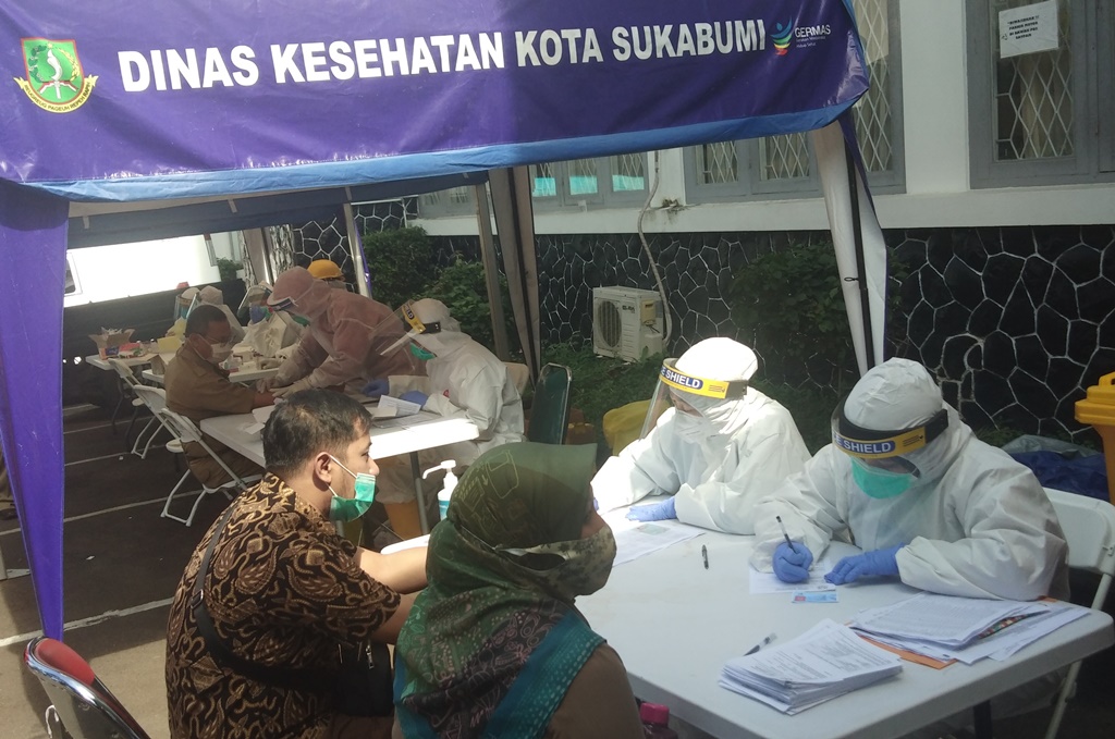 Pelaksanaan rapid test di Kantor Dinkes Kota SUkabumi, Jawa Barat, Selasa (2/6/2020). (Foto: RIri Satiri/dara.co.id)