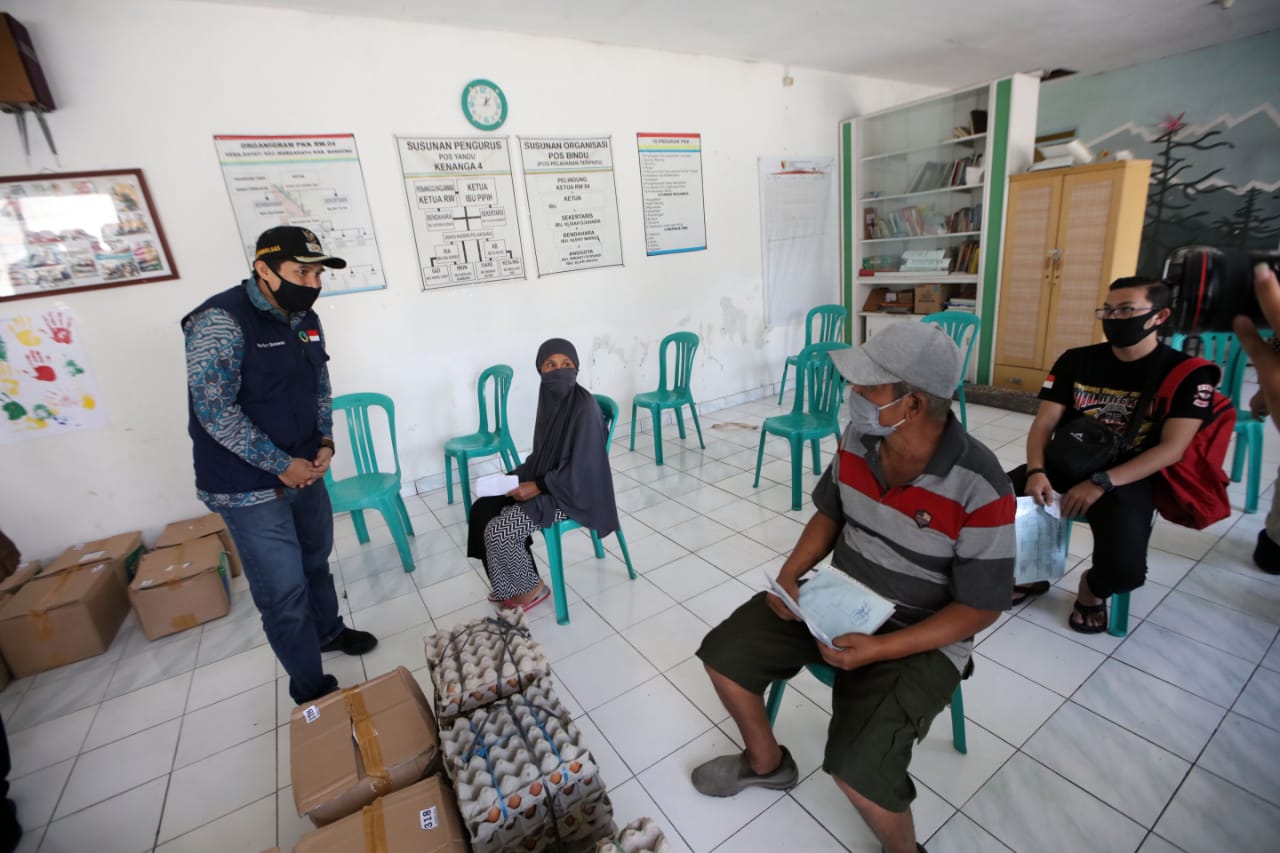 Wakil Bupati Bandung, Gun Gun Gunawan saat melakukan monitoring penyaluran bansos di Kantor RW 04 Desa Sayati, Kecamatan Margahayu, Kabupaten Bandung, Jawa Barat, Kamis (11/6/2020). (Foto: Humas Pemkab Bandung)