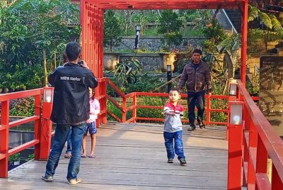 Seorang warga berswafoto membawa dua orang anaknya di Taman Cikapundung, Jalan Babakan Siliwangi, Kota Bandung, Jawa Barat, Senin (1/6/2020). (Foto: Ardiansyah Putra/dara.co.id)