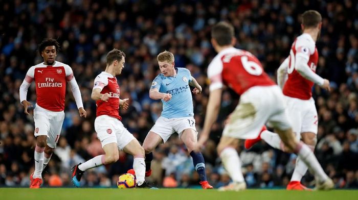 Manchester City Kevin De Bruyne dikepung empat pemain Arsena, pada laga pekan ke-29 Liga Inggris 2019-2020, di Etihad Stadium, Rabu (17/6/2020) atau Kamis dini hari WIB. Man Cety menang 3-0. (Foto : detikcom)
