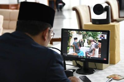 Gubernur Jawa Barat, Ridwan Kamil saat memberikan tausiah online di Gedung Sate kepada warga Jabar yang Menikah. (Foto: Humas Pemprov Jabar)
