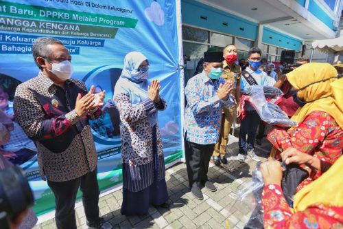 Wali Kota Bandung, Oded M. Danial bersama Wakil Wali Kota Bandung, Yana Mulyana saat peringatan Hari Keluarga Nasional tingkat Kota Bandung di Puskesmas Cijagra Lama, Senin (29/6/2020). (Foto: Avila Dwiputra/dara.co.id)