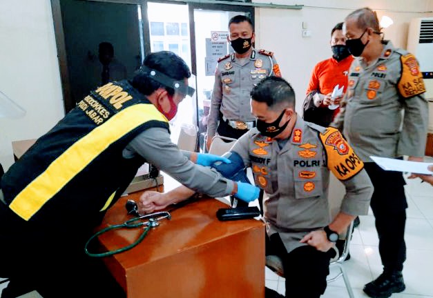 
Kapolres Subang AKBP Teddy Fanani, S.Ik, memimpin langsung kegiatan ini donor darah, digelar di Aula Patriatama Polres Subang, Selasa (16/6/2020). (Foto : deny suhendar/dara.co.id)

