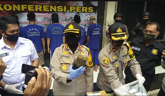 Kapolres Sukabumi AKBP Sumarni, memperlihatkan barang bukti hasil pengungkapan kasus Narkoba pada gelar perkara di Mapolres Sukabumi Kota, Kamis (18/6/2020). (Foto : riri/dara.co.id)


