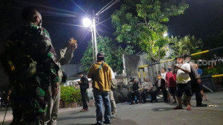 
Polisi menggerebek markas anak buah John Kei di Perumahan Tytyan Indah, Kecamatan Medan Satria, Kota Bekasi, Minggu (21/6/2020) malam.(Foto : suara.com)