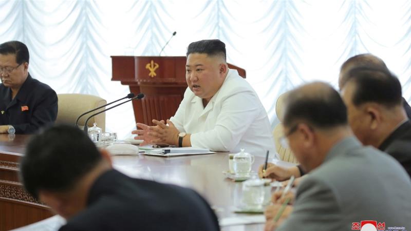 Pemimpin Tertinggi Korea Utara Kim Jong-un pimpin rapat Politbiro Partai Komunis Korut yang dihadiri beberapa pejabat tinggi negara, Senin (8/6/2020). (foto : Al Jazeera)
