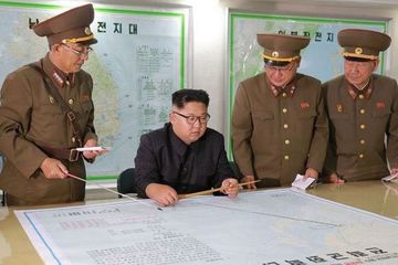 
Pemimpin Korea Utara Kim Jong-un bersama para petinggi militer (Foto :Grid.Id) 
