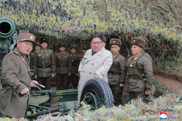 
 Pemimpin Korea Utara Kim Jong-un memantau latihan perang militer di perbatasan dengan Korea Selatan (Foto : Sindonews)


