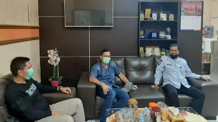 
Nazaruddin (tengah) saat di Bapas Bandung. (Foto: DOK.Bapas Bandung/detikcom)
