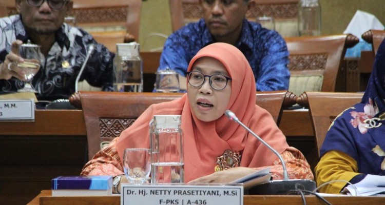 
Netty Prasetiyani Aher, Anggota Komisi IX DPR RI (Foto : tokohkita.com)

 