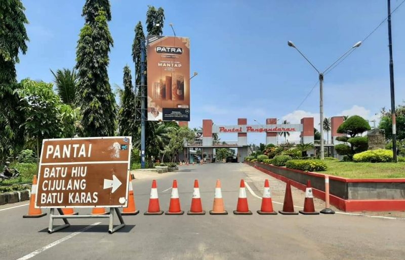 Pintu Gerbang Pantai Pangandaran, Jawa Barat ditutup selama pandemi Covid-19. Mulai 5 Juni 2020,  Memasuki New Norman, pemerintah daerah berencana akan membuka lagi pada 5 Juni 2020. (Foto : myPangandaran News)