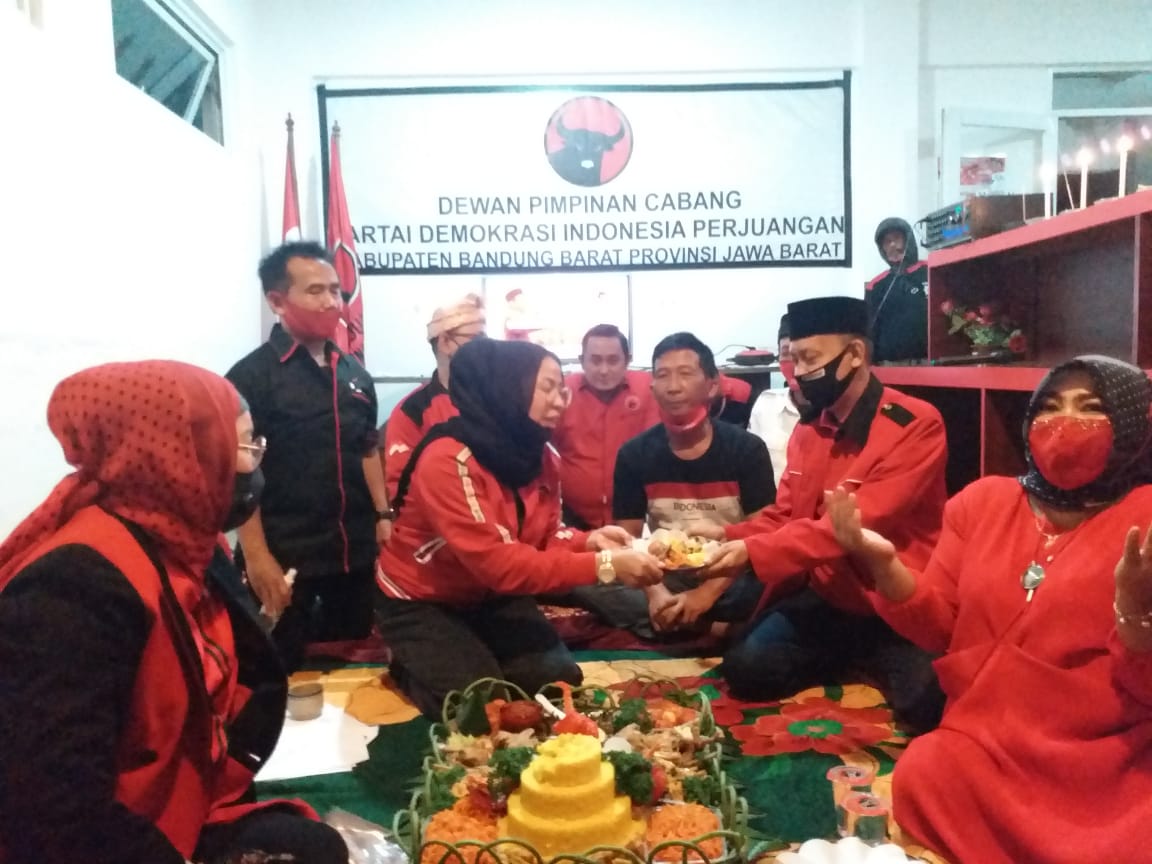 Ketua DPC PDIP KBB Hj. Ida Widaningsih bersama pengurus lainnya usai potong tumpeng peringatan Harlah Pancasila tadi malam (Foto: Istimewa)