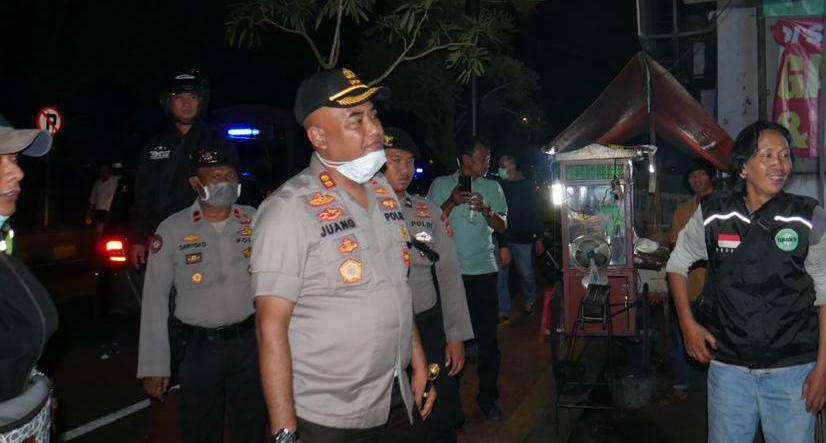 
Kapolres Cianjur AKBP Juang Andi Priyanto,memimpin langsung penggerebekan di sebuah vila yang diduga membuka praktik perdagangan orang, Minggu (21/6/2020) dini hari. (foto : purwanda/dara.co.id)
