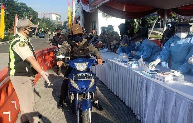 Polda Jawa Barat menggelar rapid test secara massal dengan cara drive thru di Samsat Timur Bandung, Jalan Soekarno-Hatta, Kota Bandung, Kamis (18/6/2020).(Foto : Line today)
