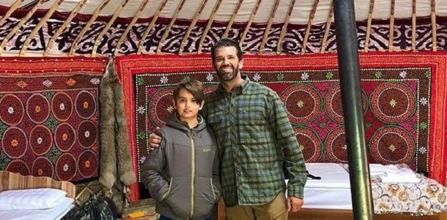 
Donald Trump Junior bersama cucu Trump berburu domba gunung di Mongolia (Foto : Rmol.id)

