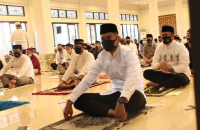 Kapolda lakukan sholat id di Masjid Mapolda (Foto: Humas Polda Jabar) 