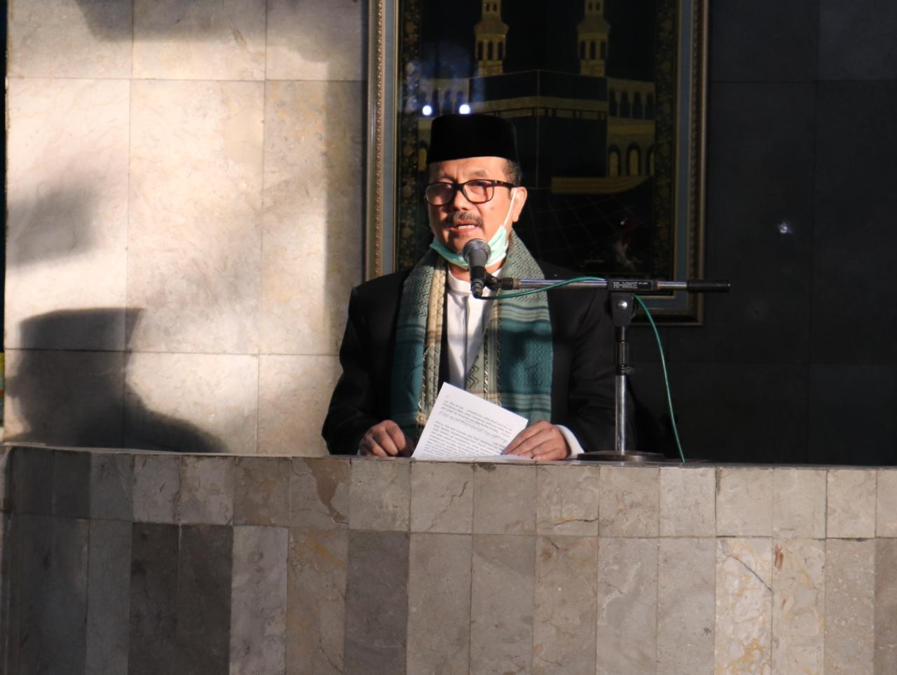 Bupati Cirebon, Imron Rosyadi saat menjadi khatib pada salat Idul Adha di Masjid Agung Sumber, Kabupaten Cirebon, Jawa Barat, Jumat (31/7/2020). (Foto: Yohanes Charles/dara.co.id)