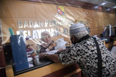 Seorang warga membayar pajak di kantor Bapenda Kabupaten Bandung, Soreang. (Foto: Humas Pemkab Bandung)