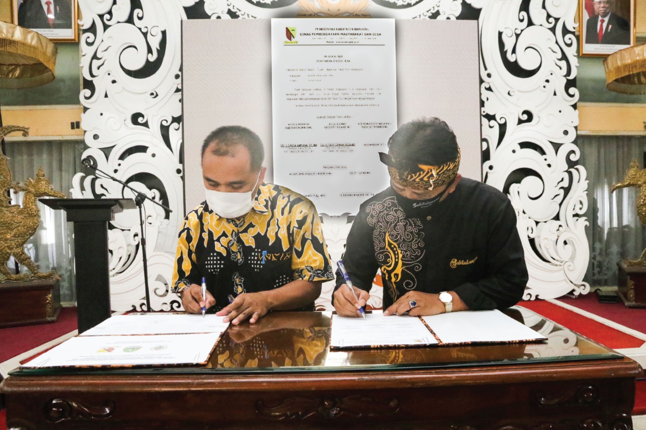 Bupati Bandung, Dadang M. Naser (kanan) bersama Ketua DPRD Kabupaten Bandung, Sugianto melakukan Penandatangan Kesepakatan Penetapan Status Desa Melalui Indeks Desa Mandiri (IDM) di Rumah Jabatan Bupati Bandung, Soreang, Selasa (7/7/2020). (Foto: Humas Pemkab Bandung)