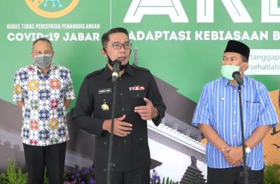 Gubernur Jabar Ridwan Kamil didampingi Sekda Jabar Setiawan Wangsaatmaja dan Wali Kota Bandung Oded M. Danial saat konferensi pers di Gedung Pakuan, Jalan Cicendo, Kota Bandung, Jumat (10/7/2020). (Foto: Ardiansyah Putra/dara.co.id)