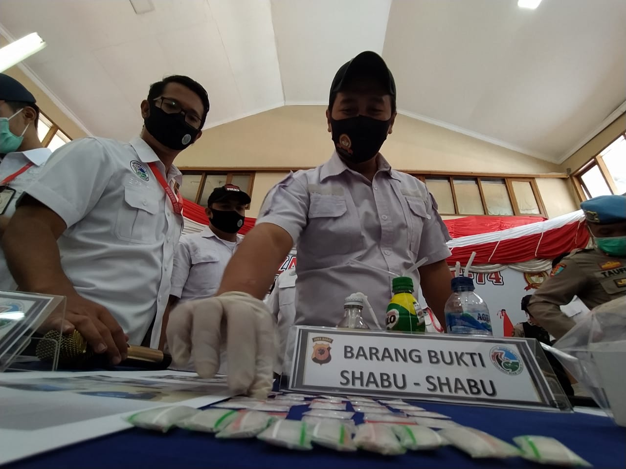 Anggota Satres Narkoba Polres Cimahi menunjukkan barang bukti kasus peredaran narkoba yang diungkap. (Foto: Heni Suhaeni/dara.co.id)