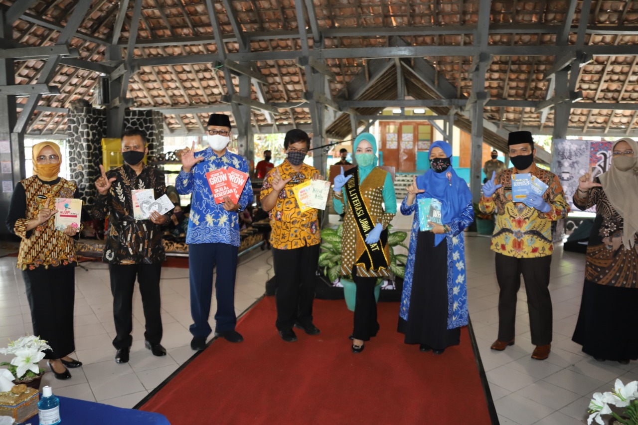 Bunda Literasi Jawa Barat Atalia Praratya Kamil bersama rombongan Recheking Lomba Perpustakaan Jawa Barat saat berkunjung ke Kota Sukabumi, Jumat (3/7/2020). (Foto: Riri Satiri/dara.co.id)