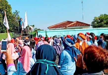 Ratusan buruh melakukan demo di depan PT Dong'an, Kabupaten Subang, Kamis (9/7/2020). (Foto: Deny Suhendar/dara.co.id)