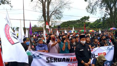 Gerak Jabar saat aksi demo di depan Gedung Sate Bandung, meminta kejelasan soal RUU HIP (Foto: Ardian Resco/dara.co.id)