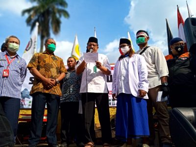 Ketua Aliansi Nasional Anti Syiah (Annas) Athian Ali (tengah) saat melakukan orasi penolakan RUU HIP di depan Gedung Sate, Jalan Diponegoro, Kota Bandung, Jawa Barat, Jumat (10/7/2020). (Foto: Ardiansyah Putra/dara.co.id) 