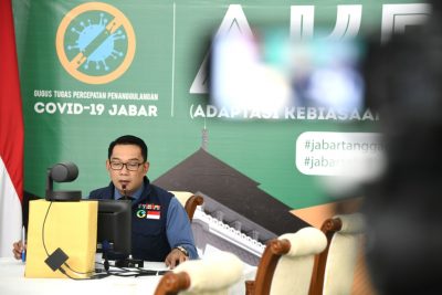 Ridwan Kamil saat lakukan video confarance di Gedung Pakuan
(Foto: Humas  Pemprov Jabar) 