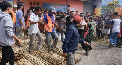 Aparat desa dan keamanan kewalahan saat mencoba menghalangi amukan massa terhadap terduga pelaku penculikan di Desa Ramasari, Haurwangi, Kabupaten Cianjur, Jawa Barat. (Foto: Angga Purwanda/dara.co.id)