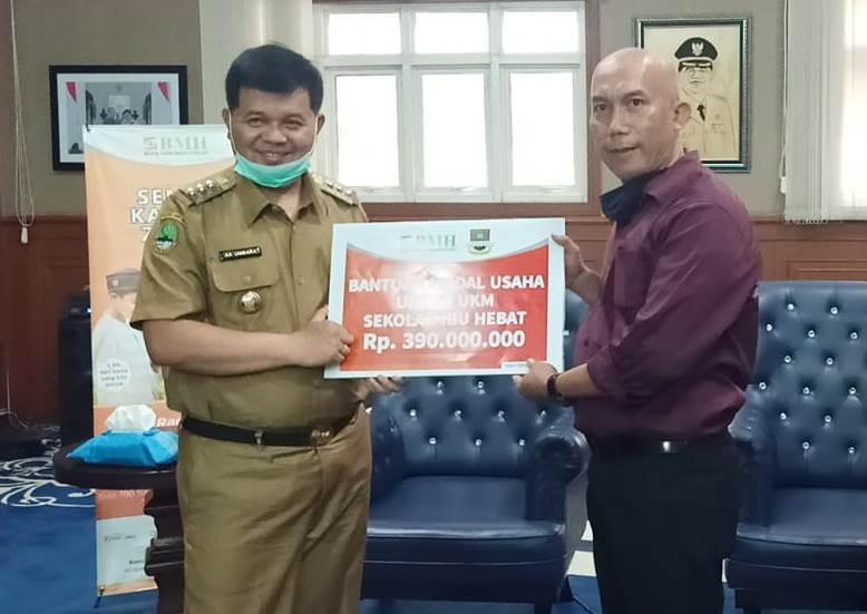 Bupati Bandung Barat, Aa Umbara Sutisna secara simbolis menerima bantuan yang diserahkan Firman Z. A selaku direktur Baitul Maal Hidayatulloh. (Foto: Heni Suhaeni/dara.co.id)
