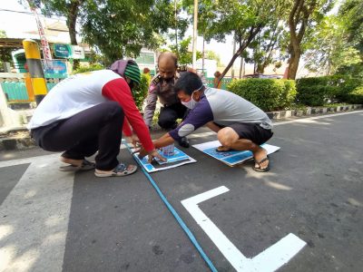 Petugas Satlantas Polresta Cirebon saat membuat tanda ruang henti khusus bagi pengendara sepeda motor. (Foto : Yohanes Charles/dara.co.id)