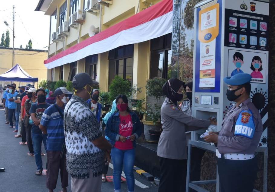 Warga mengantre untuk mendapatkan bantuan sembako di Mapolresta Cirebon. (Foto: Yohanes Charles/dara.co.id)