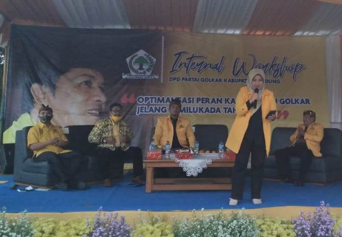 Calon Bupati Bandung dari Partai Golkar, Kurnia Agustina Naser saat memberikan orasi pertamanya pada acara workshop konsolidasi DPD Golkar Kabupaten Bandung dengan para pengurus kecamatan dan desa di Ciparay, Kabupaten Bandung, Jawa Barat, Minggu (19/7/2020). (Foto: Verawati/dara.co.id)