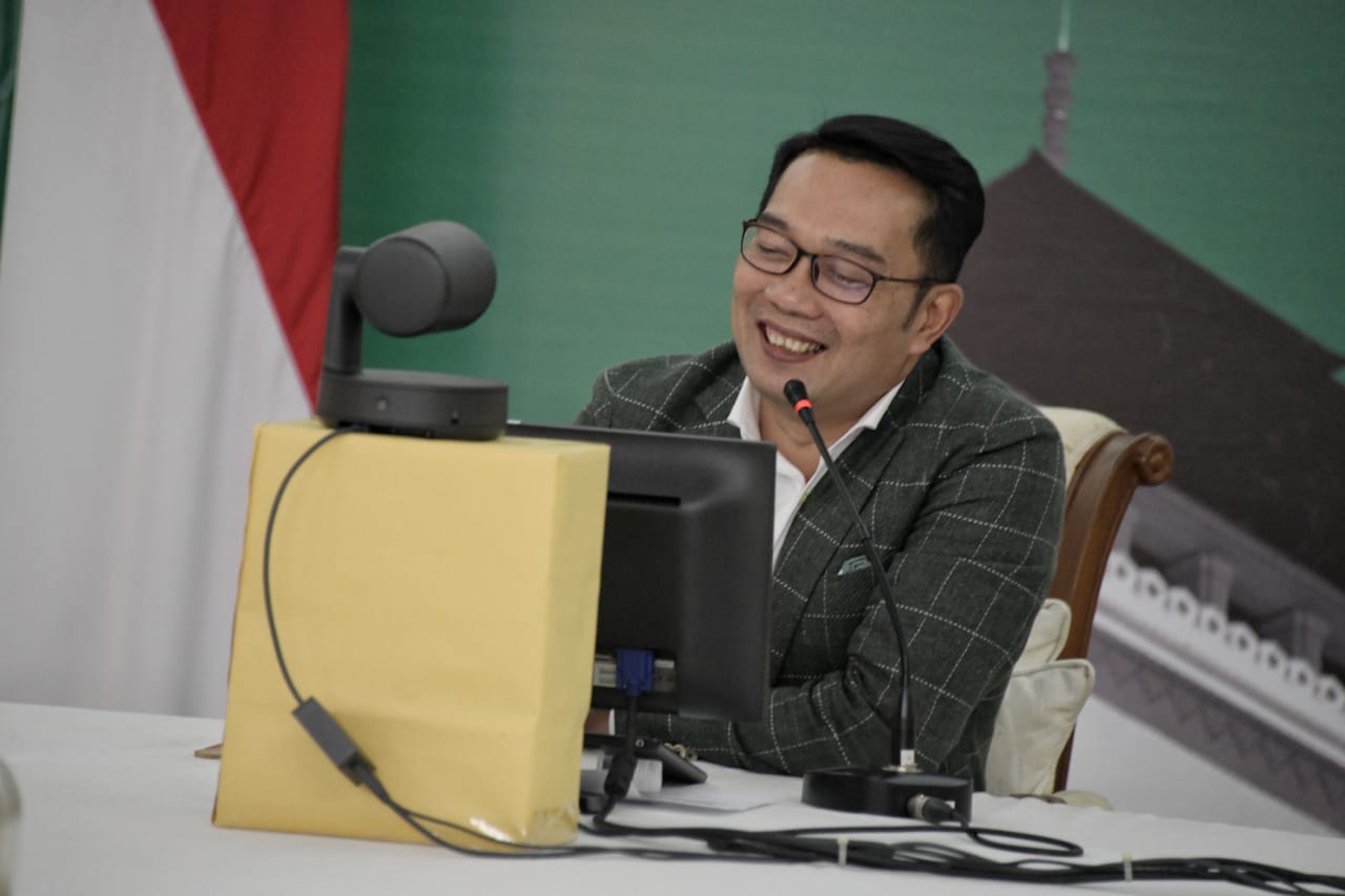 Ridwan Kamil saat menjual lukisannya secara online di Gedung Pakuan (Foto: Humas Pemprov Jabar )