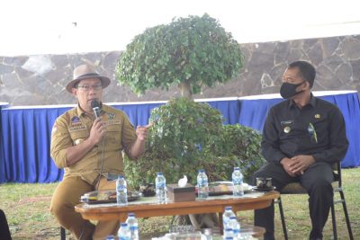  Ridwan Kamil saat melakukan pertemuan dengan ketua gugus tugas Subang (Foto: Humas Pemprov Jabar) 