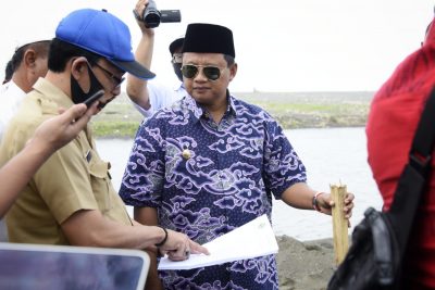 Wagub Jabar, Uu Ruzhanul Ulum saat melakukan sidak ke salah satu lokasi tambang pasir ilegal di Kabupaten Tasikmalaya, Jawa Barat, Senin (27/7/2020). (Foto: Humas Pemprov Jabar)