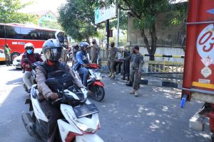 Petugas sedang melakukan razia masker di Indramayu (Foto: Diskominfo Indramayu)