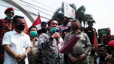 Ketua DPRD KBB Rismanto, Ketua Komisi 3 Iwan Ridwan, Komisi 4 Bagja Setiawan dan sejumlah anggota dewan lainnya membacakan petisi tentang RUU HIP dan tuntutan lainnya di hadapan para demontrans (Foto: Heni Suhaeni/dara.co.id)