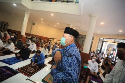 Ketua Gugus Tugas Percepatan Penanganan Covid-19 Kota Bandung, Oded M Danial meninjau langsung pelaksanaan ibadah di Masjid Miftahul Khoer, Jalan Bima, Kota Bandung, Jumat (17/7/2020). (foto: Humas Pemkot Bandung)
