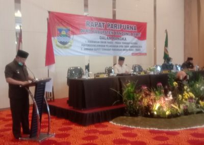 Bupati Bandung Barat, Aa Umbara Sutisna saat memberikan jawaban pada sidang paripurna di Hotel Novena, Lembang, KBB, Jawa Barat, Selasa (21/7/2020). (Foto: Heni Suhaeni/dara.co.id)