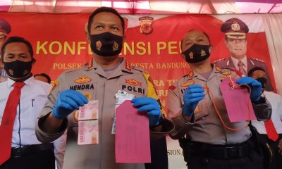 Kapolresta Bandung, Kombes Pol Hendra Kurniawan (tengah) dan Kapolsek Ciwidey, AKP Ivan Taufik (kanan) menunjukkan barang bukti kasus pembunuhan saat gelar perkara di Markas Polsek Ciwidey, Senin (27/7/2020). (Foto: Muhammad Zein/dara.co.id)