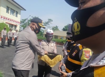 Kapolres Cianjur, AKBP Juang Andi Priyanto saat menyerahkan handy talkie untuk mendukung KBM di rumah kepada para anggota Bhabinkamtibmas di Mapolres Cianjur, Selasa (28/7/2020). (Foto: Angga Purwanda/dara.co.id)