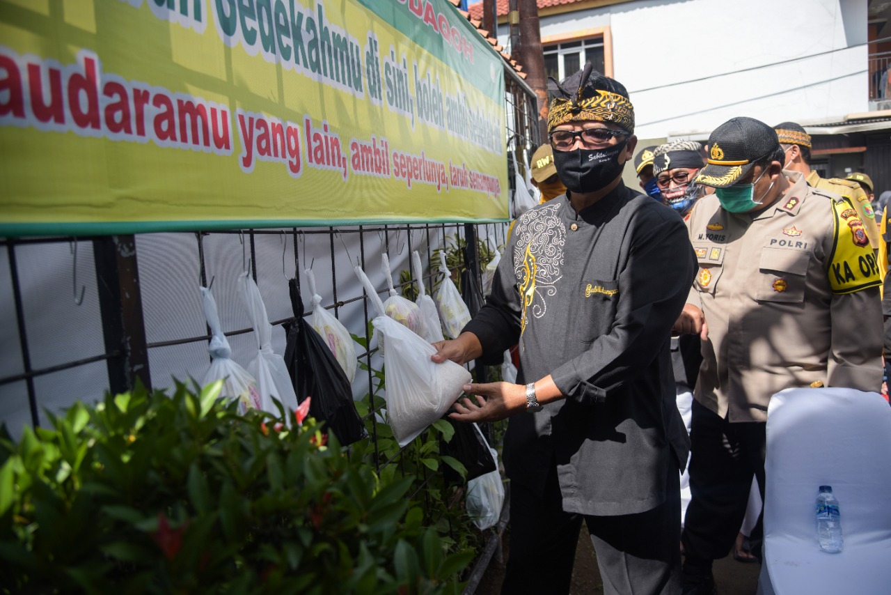 Bupati Bandung, Dadang M. Naser bersama Kapolres Cimahi, AKBP M. Yoris Maulana Marzuki meninjau ke Lembur Tohaga Lodaya Sabilulungan Melawan Covid-19 di RW 19 Desa Margaasih, Selasa (7/7/2020). (Foto: Humas Pemkab Bandung)